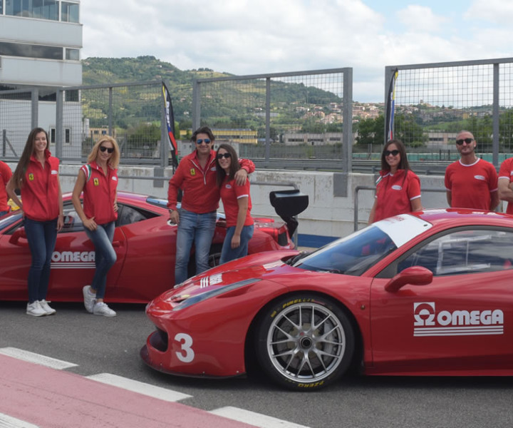 Crea un evento perfetto in autodromo con vere Ferrari da competizione